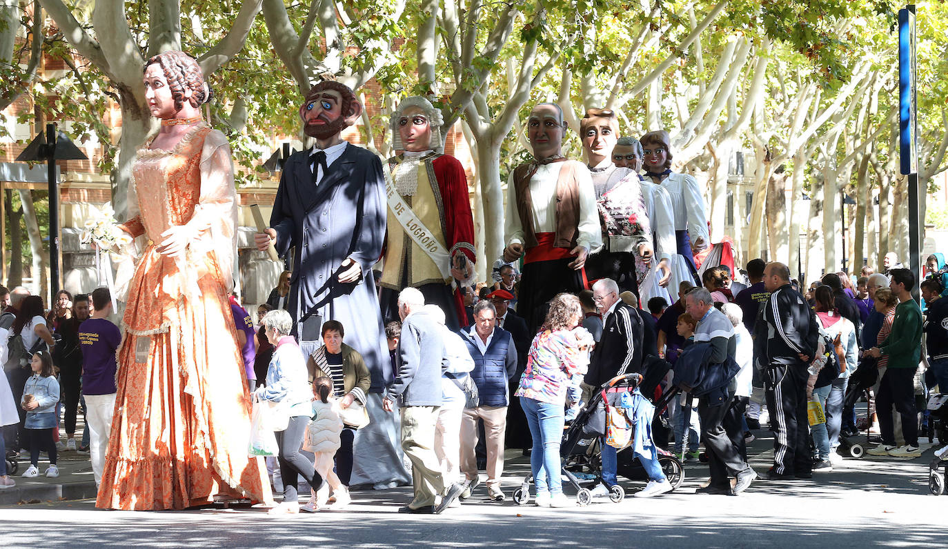 Gigantes y cabezudos por las calles de Logroño