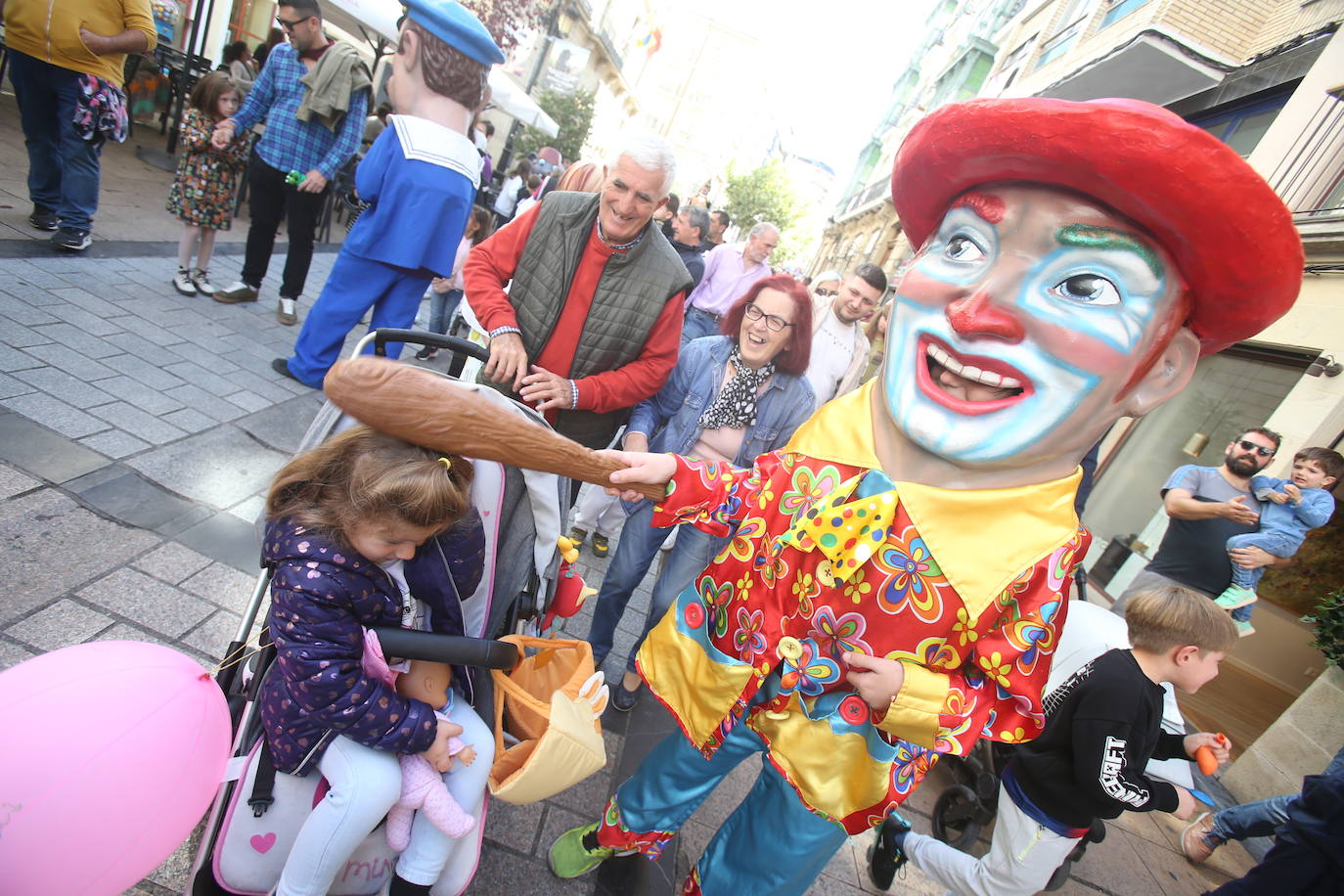 Gigantes y cabezudos por las calles de Logroño