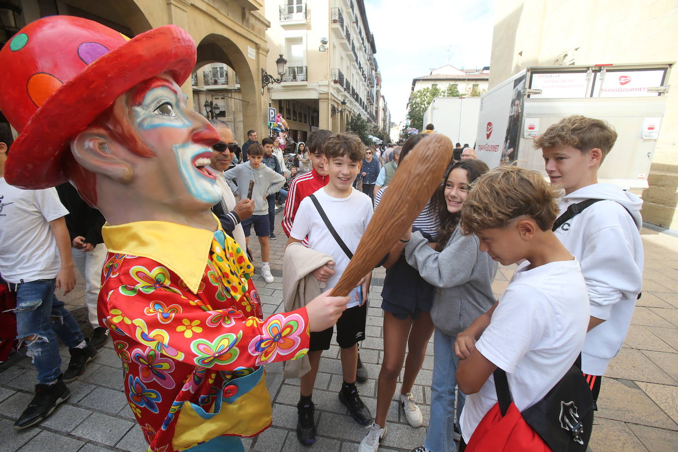 Gigantes y cabezudos por las calles de Logroño