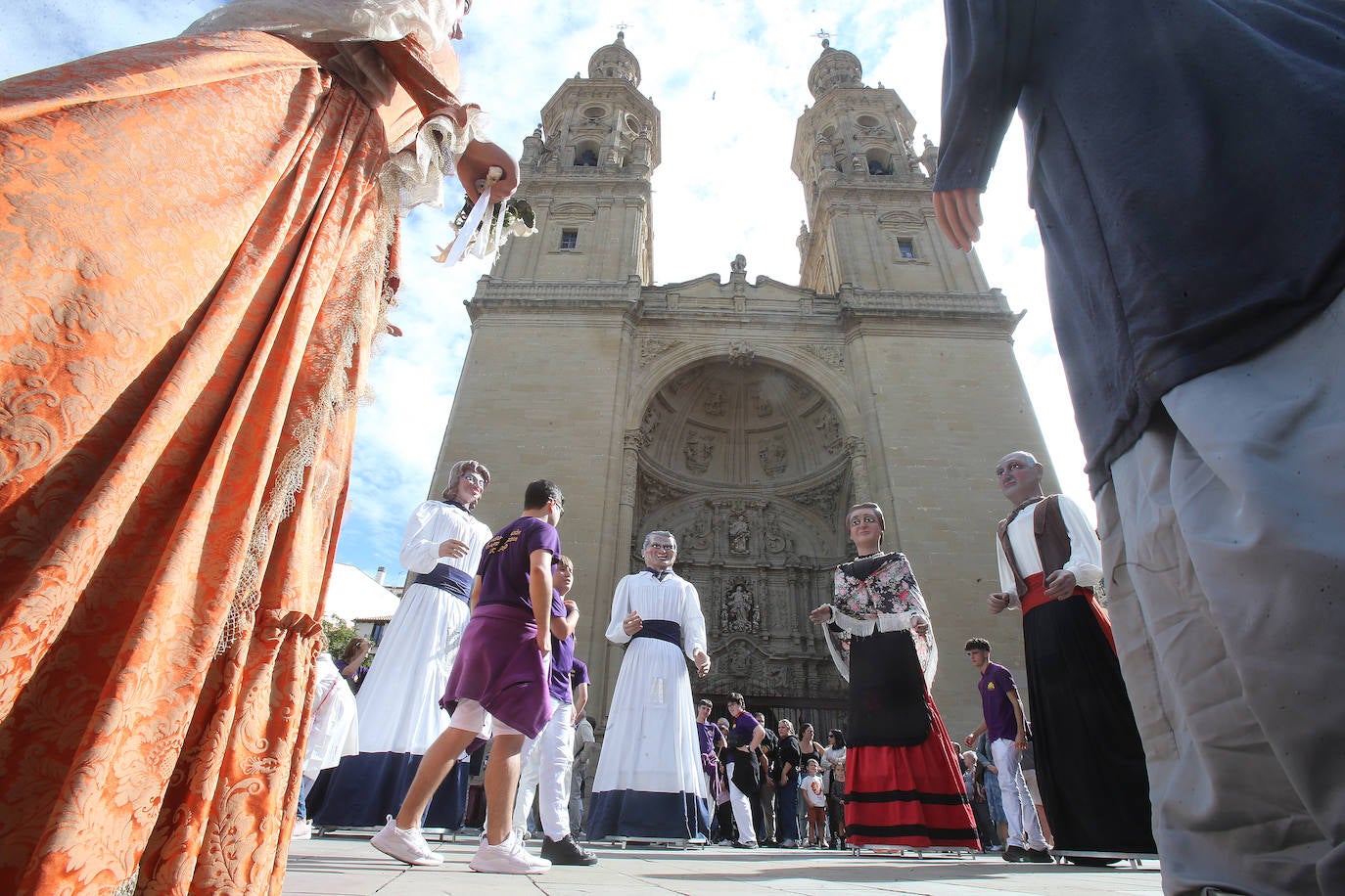 Gigantes y cabezudos por las calles de Logroño