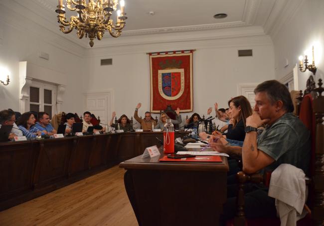 Una de las votaciones del pleno de Calahorra de ayer lunes.