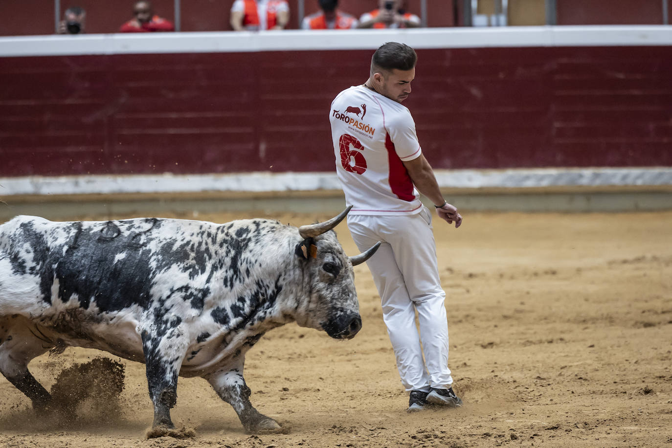 Concurso de recortes en la plaza de toros La Ribera, en imágenes