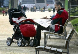 Un padre, con su hijo en el parque