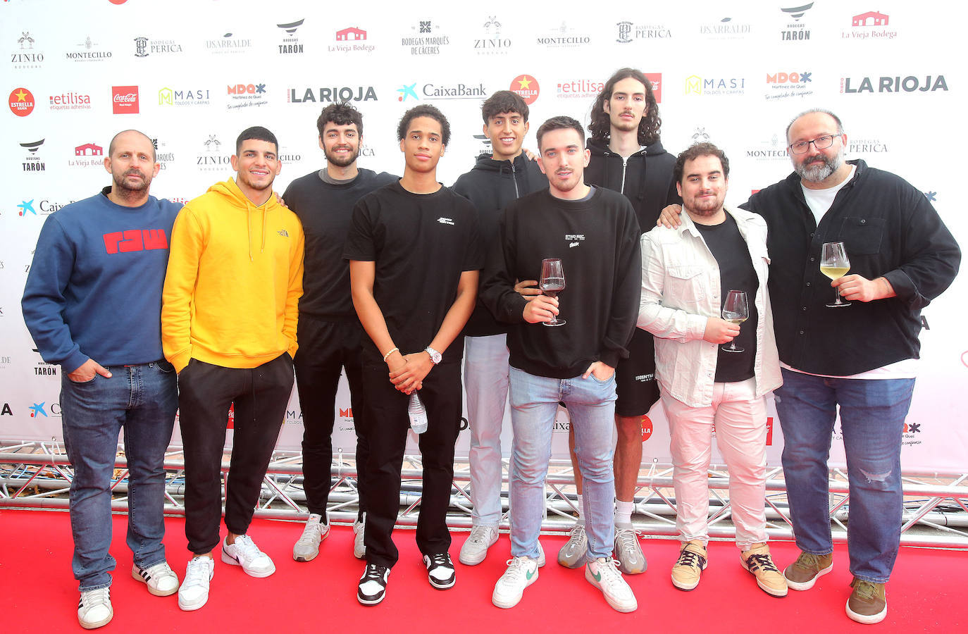 La representación del CB Clavijo, Jorge Serna, Alberto Moreno, Miguel Ayesa, Kevin Torres, Hugo Arbosa, Miguel de Pablo, Sasha Savkov y Sergio Cuesta, junto a Luismi Cámara