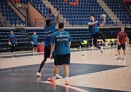Oriol Zarzuela se eleva para lanzar a portería en un entrenamiento del Ciudad de Logroño.