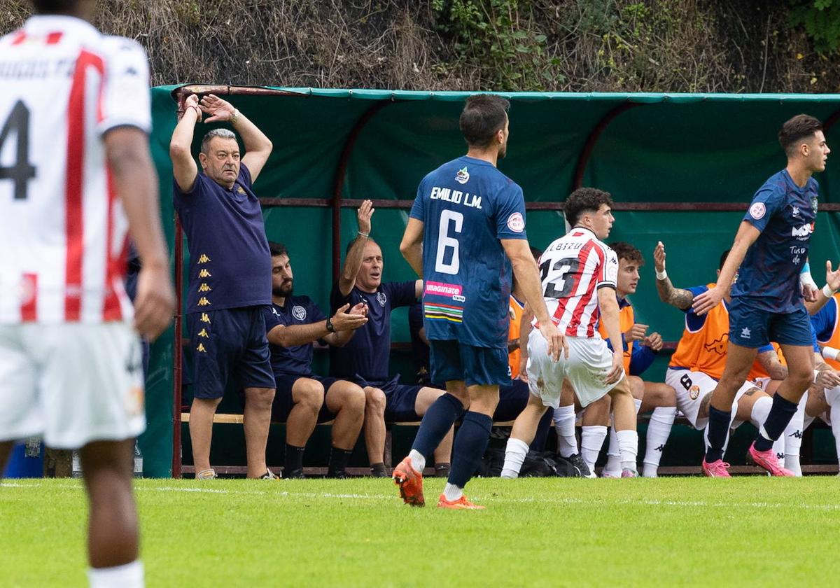 Carlos Pouso observa un lance durante el partido entre el Anguiano y la SDL.