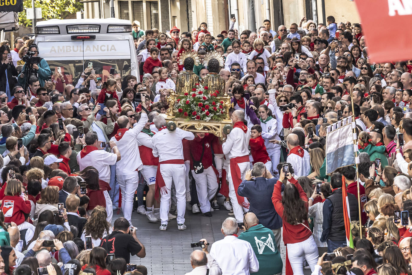 Arnedanos y navarros celebran la procesión del Robo de los Santos