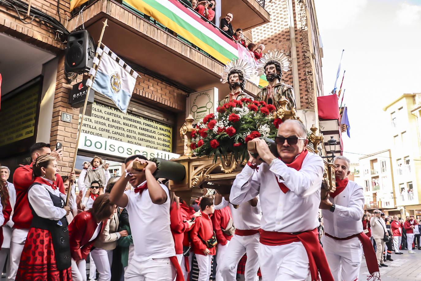 Arnedanos y navarros celebran la procesión del Robo de los Santos