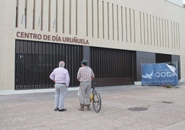 Dos vecinos cigüeñeros observan el recién terminado edificio.