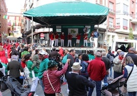 Los arnedanos enfrentaron la bajada de temperaturas con mucha música, buen ambiente en las calles y bailes con la charanga durante la degustación de migas.