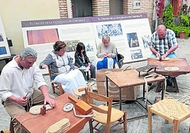 Exhibición de cosido de alpargata con elementos del museo.