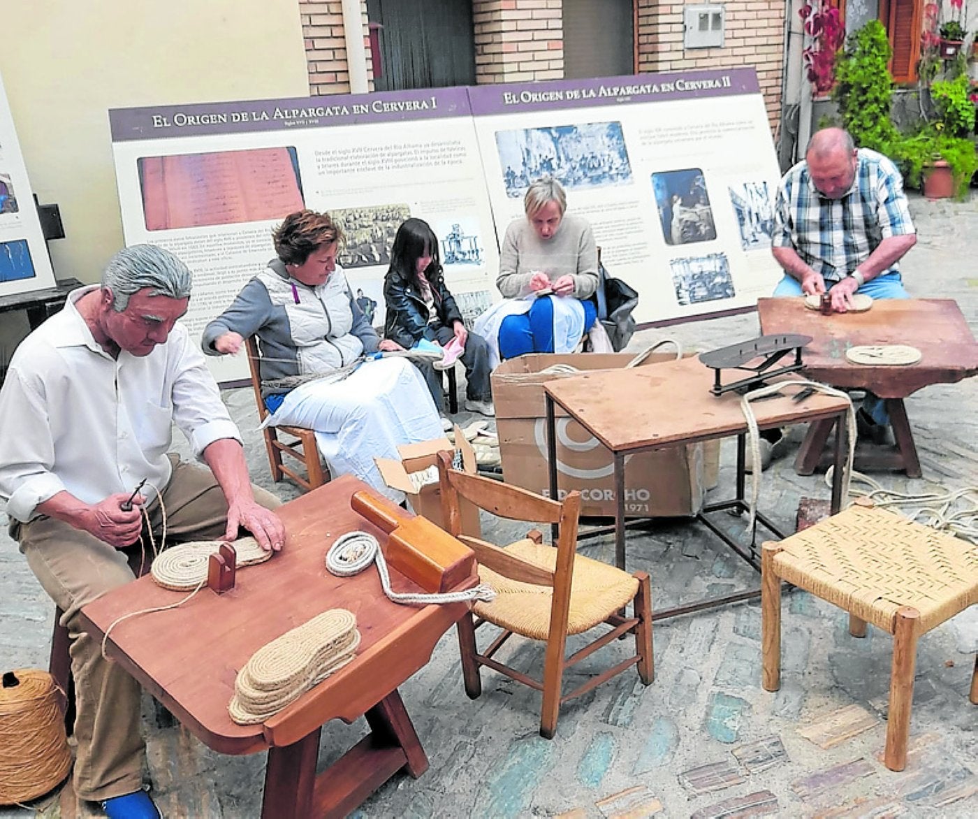 Exhibición de cosido de alpargata con elementos del museo.