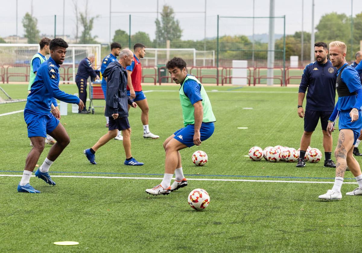 Rondo de los jugadores de la SDL en un entrenamiento en Pradoviajo.