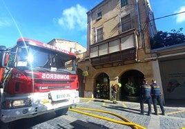 Un incendio afecta al género y al local de Modas Scalar en Calahorra