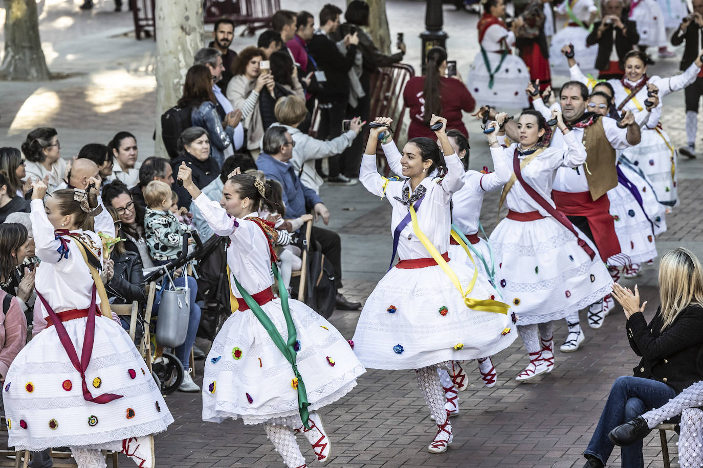 Tarde de bailes con Contradanza en El Espolón