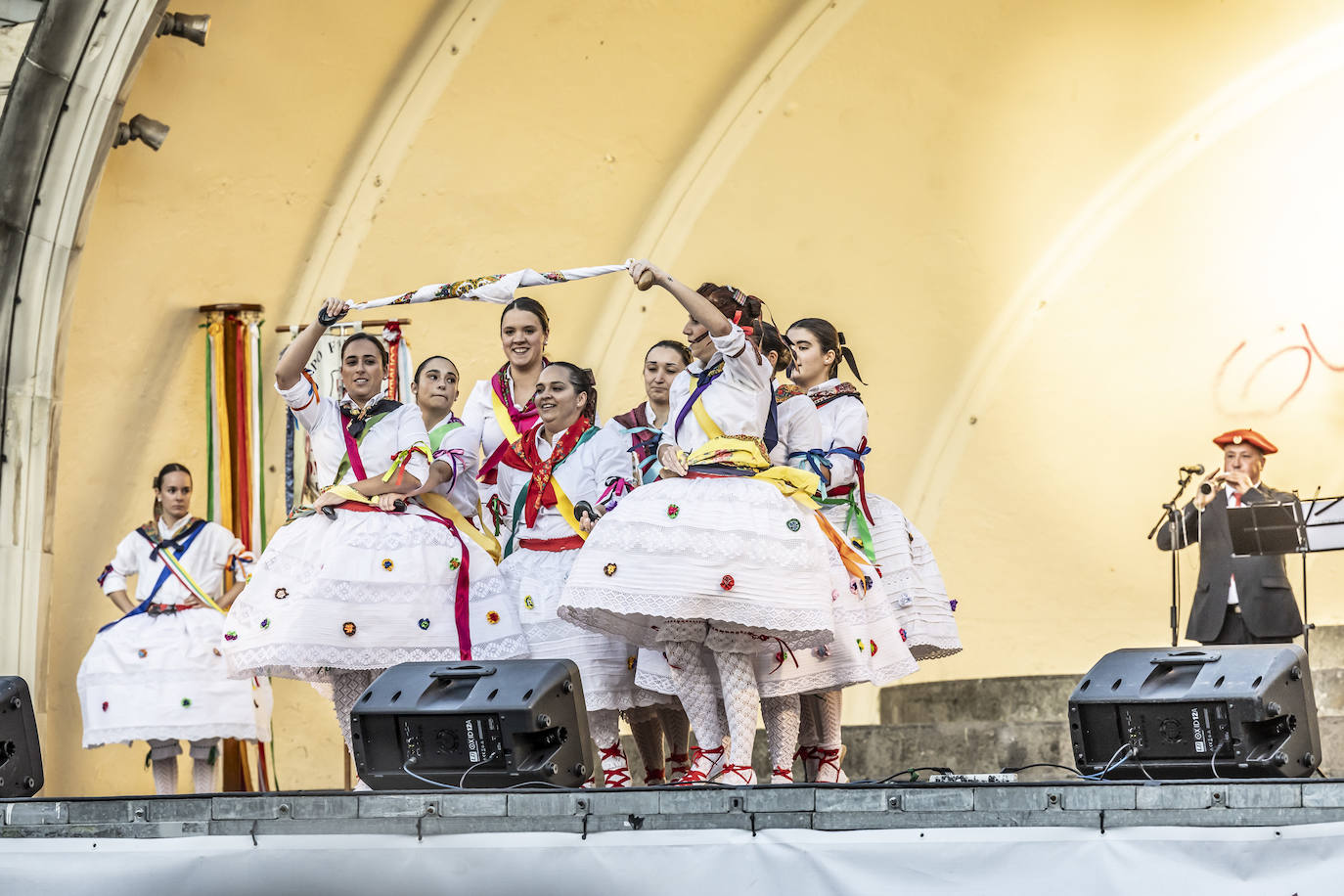 Tarde de bailes con Contradanza en El Espolón