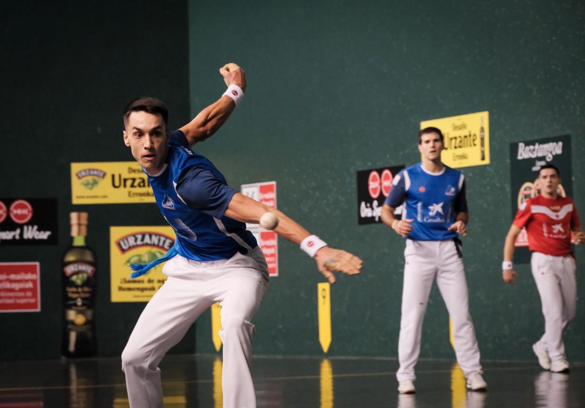 Zabala se prepara para golpear la pelota.