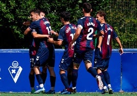 Líder. Los jugadores del Eibar B celebran uno de sus cuatro goles al Alfaro.