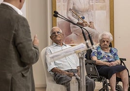 Marcelina López, al lado de Gregorio Pacheco, durante el homanaje que les tributó el Ayuntamiento de Logroño