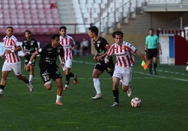 El blanquirrojo Nacho Ruiz se escapa de Óscar Arroyo por la banda izquierda.