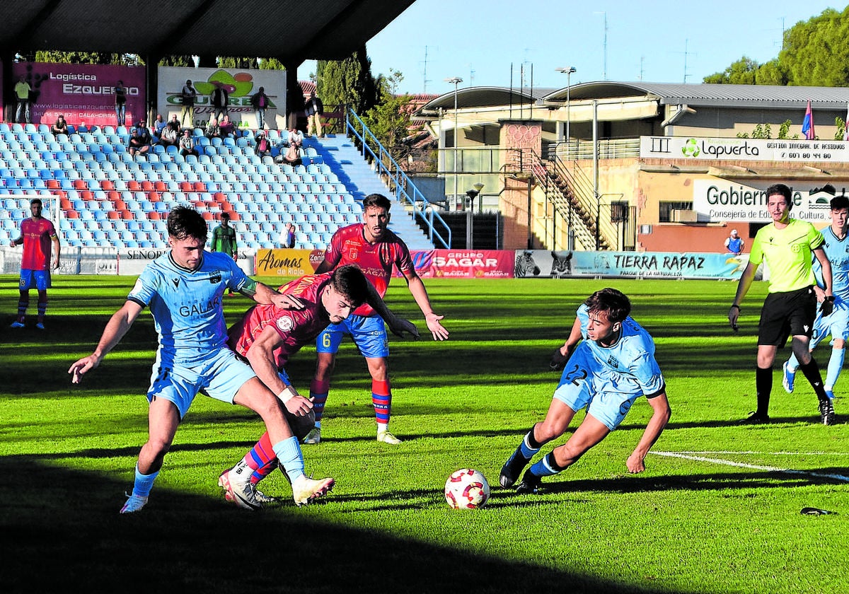 Chus Villar pugna por el control del balón con un jugador del Subiza.