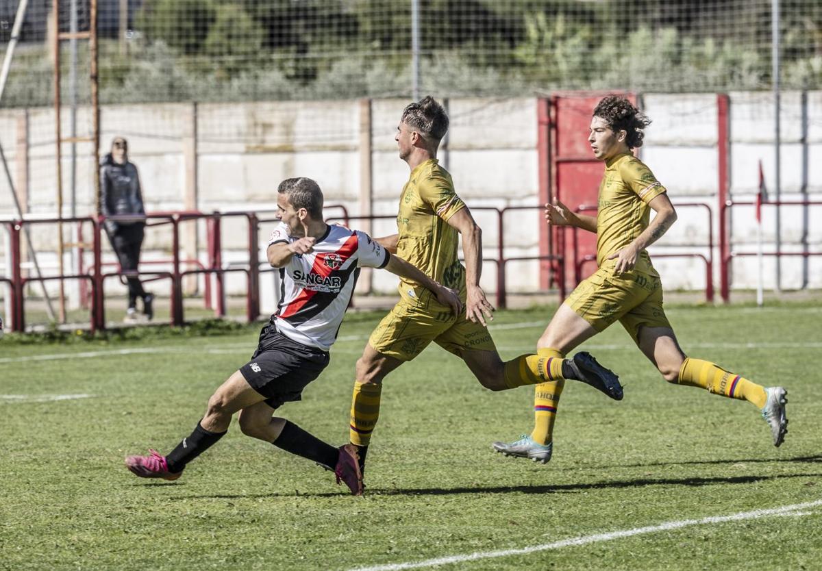 Asier golpea el balón que terminó siendo gol ante el Calahorra B ayer en el Ángel Aguado.