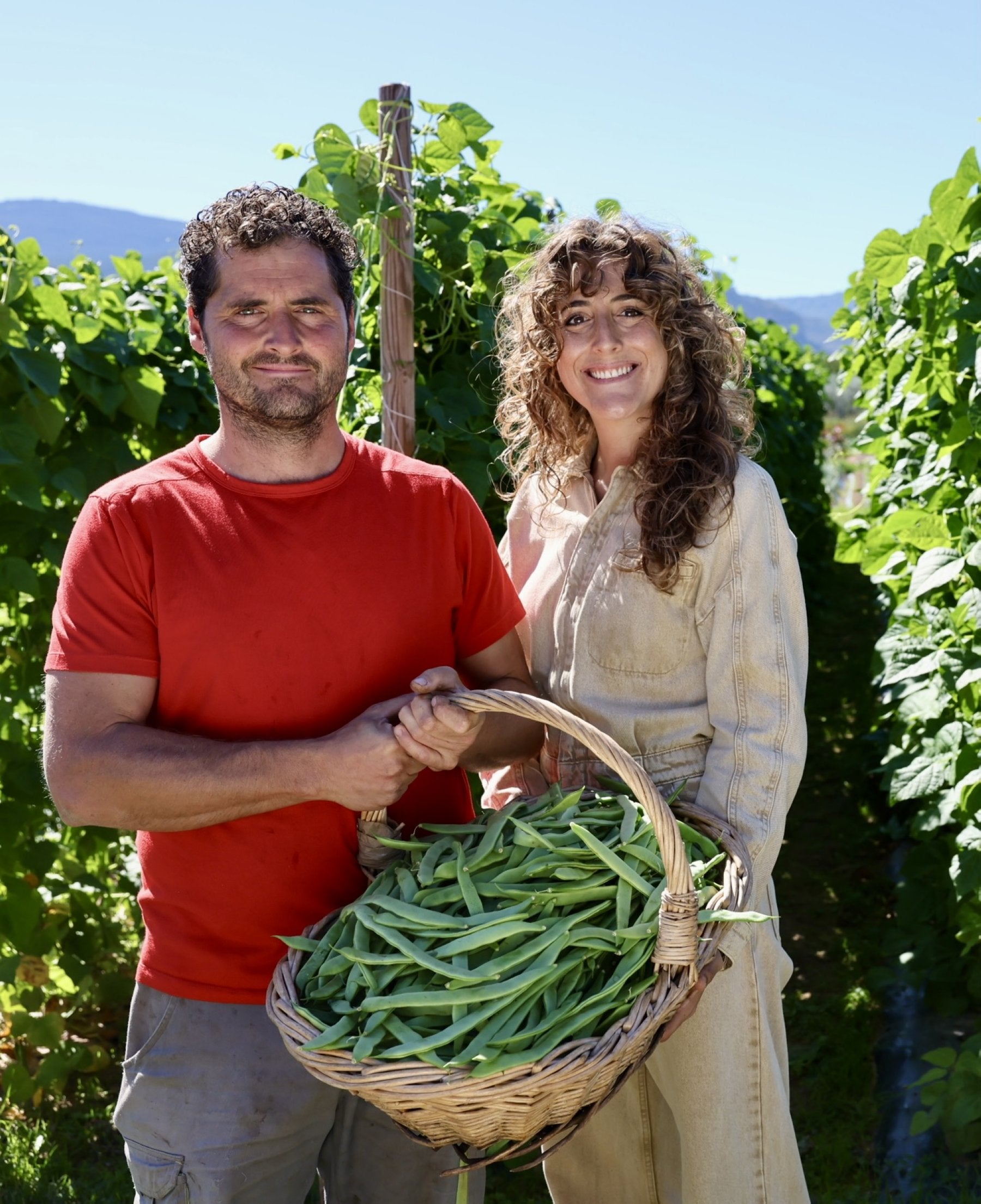 Los hermanos Lafuente, David y Ana, con unas alubias verdes recién cogidas.