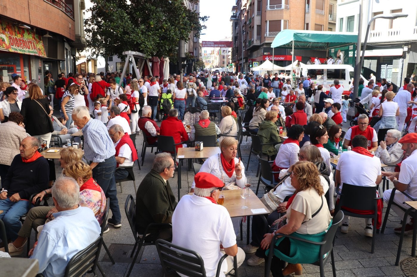 Gran ambiente en las calles, con cuadrillas de todas las edades llenando las terrazas, como al mediodía con la charanga de Makoki en la Puerta Munillo.