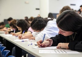 Alumnos riojanos realizando la prueba en Logroño.