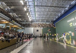 Aspecto del frontón Javier Adarraga este domingo, durante la final del torneo de San Mateo