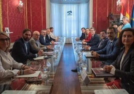 Reunión de gobierno, patronal y sindicatos en la firma del plan por el empleo.