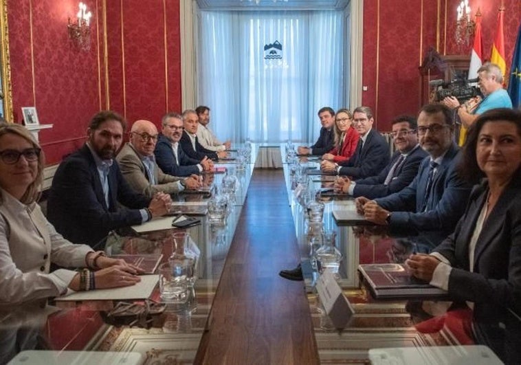 Reunión de gobierno, patronal y sindicatos en la firma del plan por el empleo.