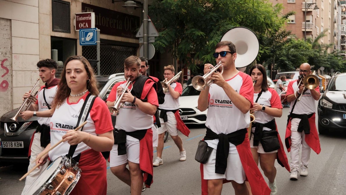 Una charanga anima la calle durante las pasadas fiestas mateas.