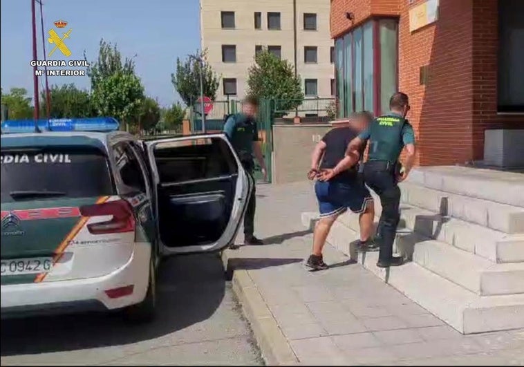 El detenido es conducido al cuartel de la Guardia Civil.