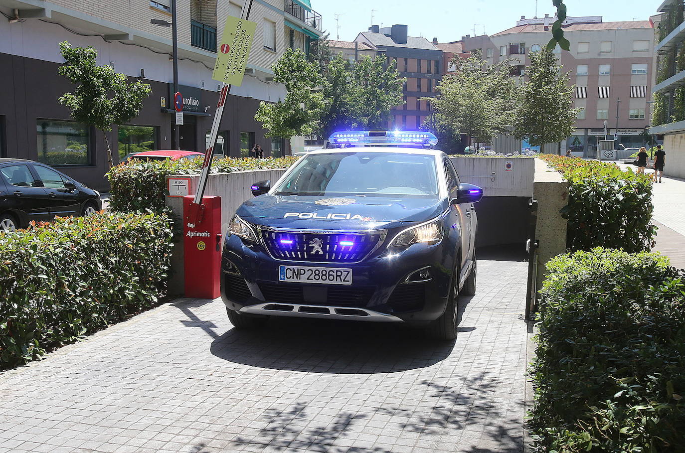 Salida de un vehículo policial del Palacio de Justicia.