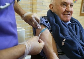 Lorenzo, el primer vacunado de la campaña frente a gripe y covid, este martes en la Residencia El Sol.