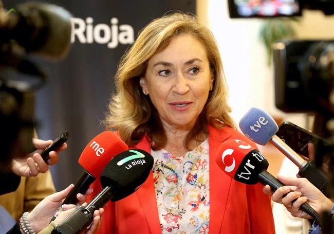 María Martín, en su comparecencia, a quien acompañaban Eva Martínez Ochoa y Javier Merino Íñiguez.