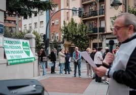 Concentración de la Plataforma Logroñesa para la Defensa de las Pensiones Públicas, en la Consejería de Servicios Sociales.