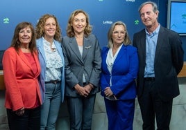 Pilar Calvo, Raquel Velilla, María Martín, Inmaculada Martínez Torre y Carlos Piserra, este miércoles instantes antes de su comparecencia.