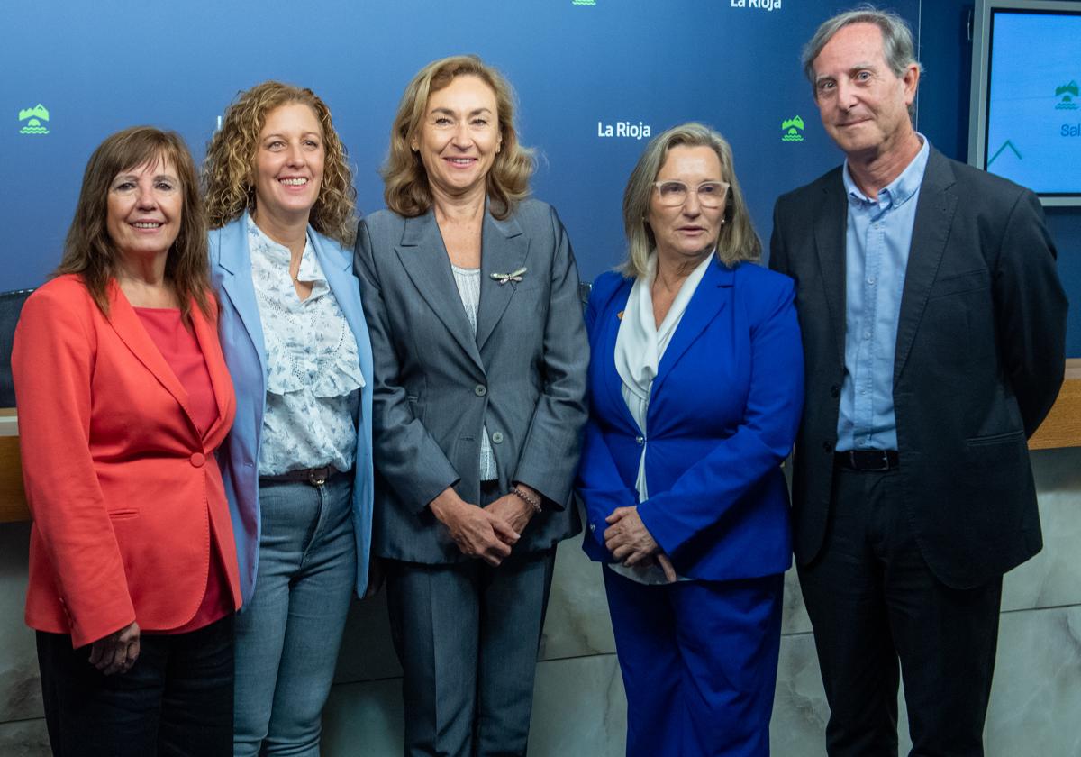 Pilar Calvo, Raquel Velilla, María Martín, Inmaculada Martínez Torre y Carlos Piserra, este miércoles instantes antes de su comparecencia.