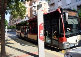 Autobús urbano en una parada de la avenida Club Deportivo.