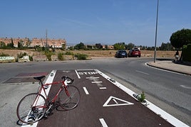 El carril ciclopeatonal de Lardero paró su construcción en el límite con Logroño por falta de disposición de los terrenos en Ramblasque.