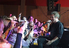 Ramoncín en la sala Entreviñas de Aldeanueva de Ebro.