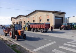 Tractores descargando remolques en una bodega riojana