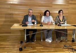 El abogado de vencELA, José Luis Díez; junto a Francisca Terroba, presidenta de la entidad; y Sara Gómez, trabajadora social.