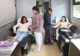 Alexandra e Ingrid donan en la unidad móvil del Banco de Sangre de La Rioja, instalada en la UR.