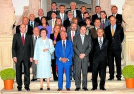 Los académicos que participaron en la creación de la institución, junto a Pedro Sanz y el presidente de la Academia Española, Rafael Ansón.