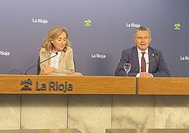 La consejera de Salud, María Martín, junto con el alcalde de Logroño, Conrado Escobar.