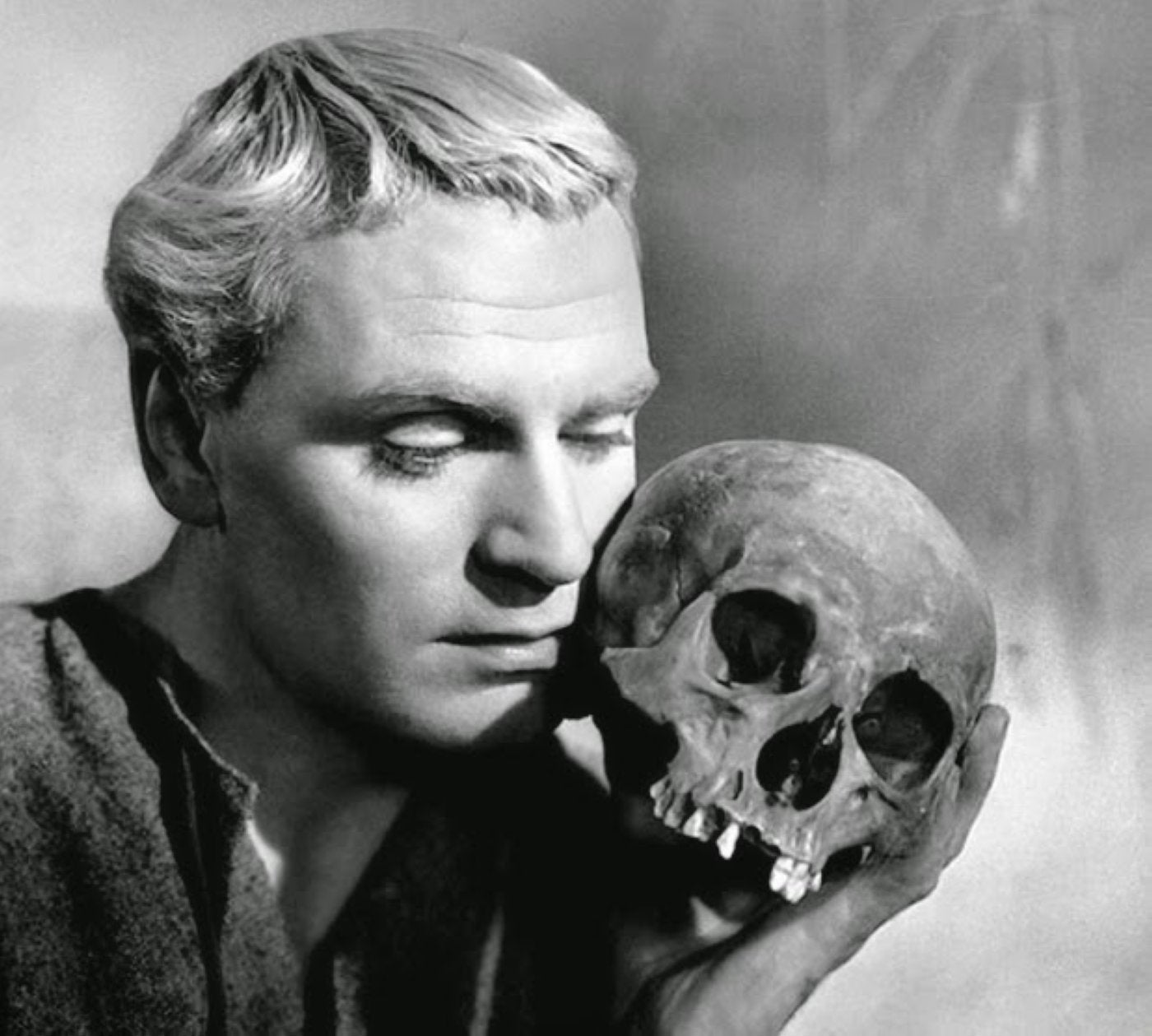 Laurence Olivier y Yorick, en la versión cinematográfica de 'Hamlet' (1948).