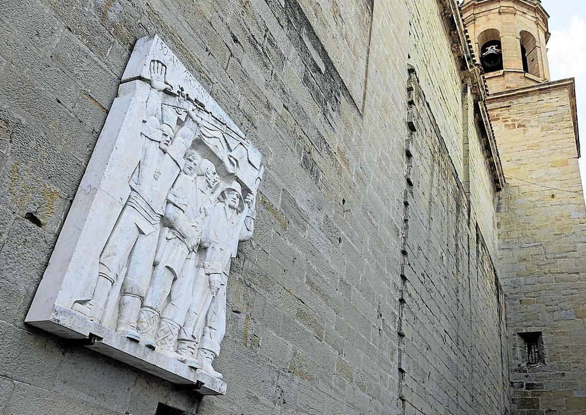 Imagen secundaria 1 - Monumento en honor a los urbanos, que defendieron la torre de Cenicero en 1834 (Izq.). Estatua de la Libertad. 